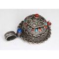 impozanta amuleta tribala Pashtun. argint, turcoaz, coral & lapis. Afganistan 